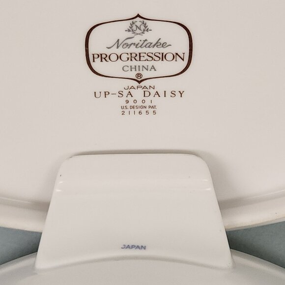 Noritake Up-Sa Daisy (9001) - 10.25" Shallow Covered Serving Dish - Picture 5 of 6